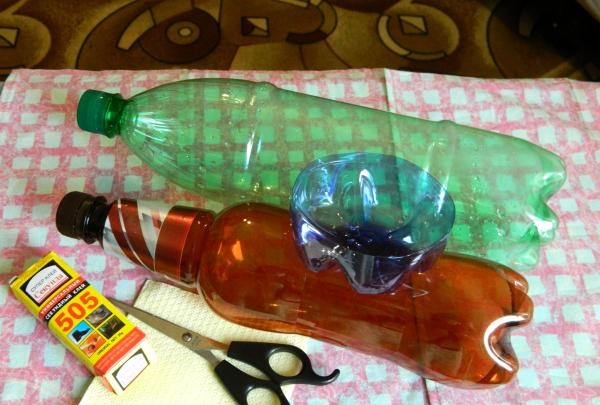 Cesto con un mazzo di bottiglie di plastica