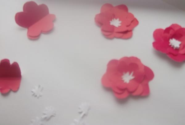vaza openwork cu flori de hârtie