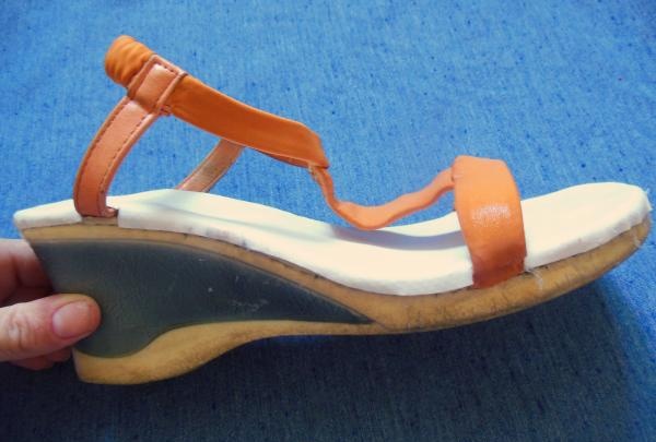 Eski sandaletlerin tabanlıklarını değiştirmek