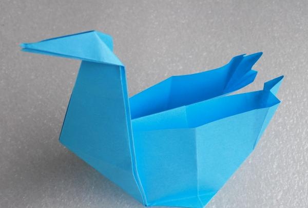 Krabici papírové labutě
