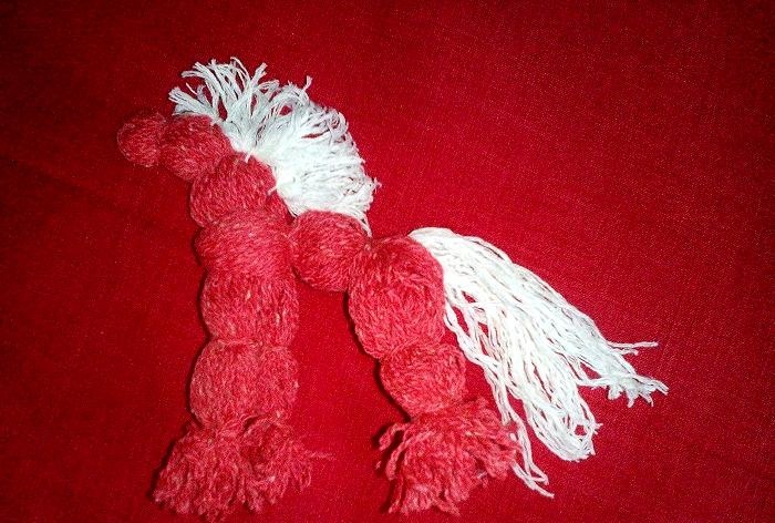 Červený kůň vyrobený z nití