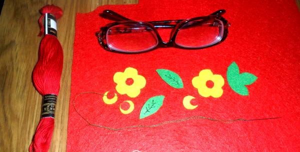 Ние шием калъф за очила, изработени от филц