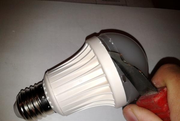 Hoe de lamp uit elkaar te halen en te repareren