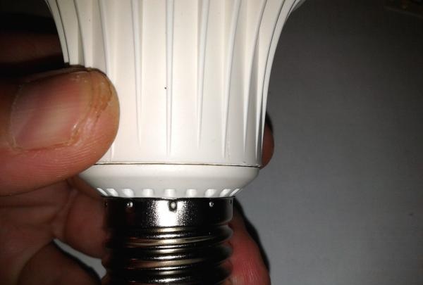 Hoe de lamp uit elkaar te halen en te repareren
