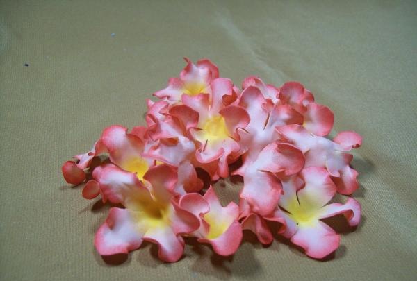 lem s květinami z pěnového polyuretanu