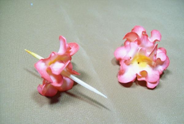 lem s květinami z pěnového polyuretanu