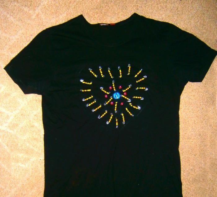 Pimleri ile bir t-shirt dekore nasıl