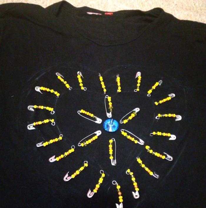 How to decorate a t-shirt with pins
