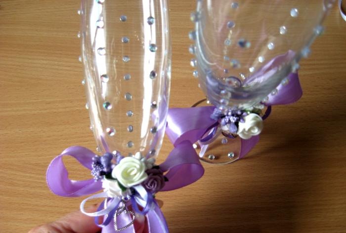 Wedding glasses in lilac color