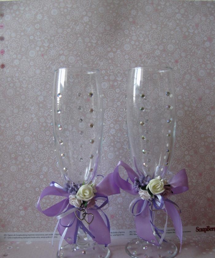 Hochzeitsbrille in lila Farbe