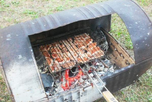 barbecue mula sa isang lumang bariles