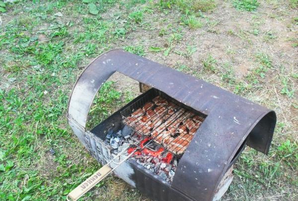 barbecue mula sa isang lumang bariles