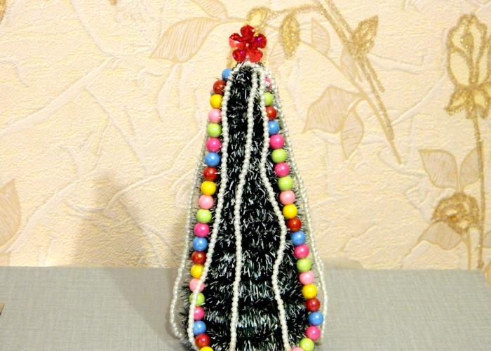 DIY-kerstboom gemaakt van klatergoud en sieraden