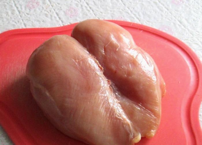 Пилешки гърди накълцайте в тесто