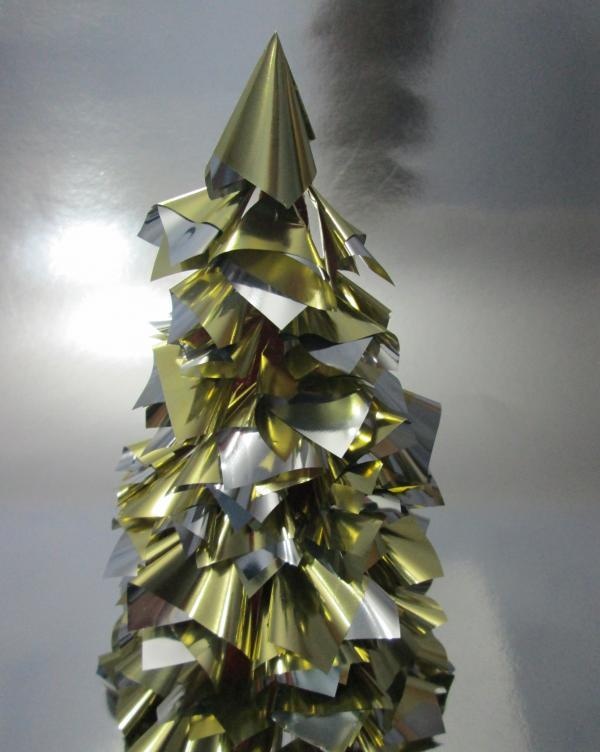 Vianočný strom zo zlatého baliaceho papiera
