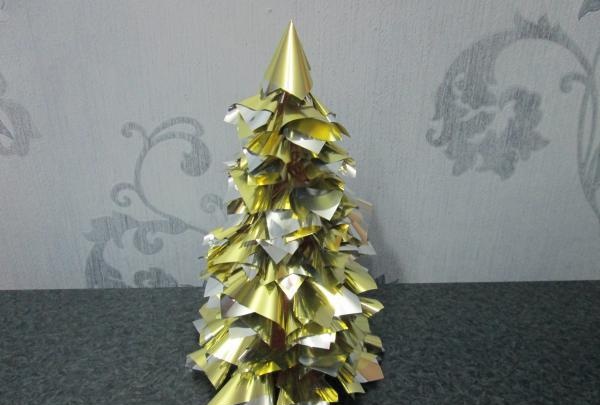 Glamoureuze gouden kerstboom klaar