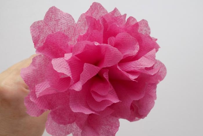 Jak vyrobit svěží květ z papírových ubrousků