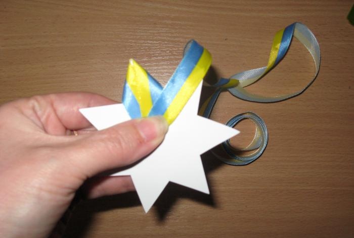 Brooch na may mga simbolo ng Ukrainiano