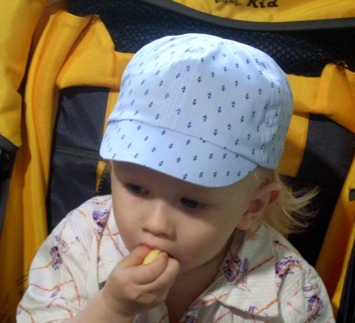 We sew a summer cap for the baby
