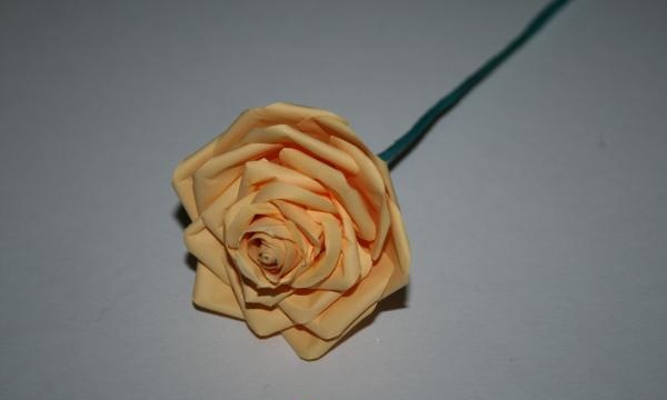Trandafirul de hârtie este la fel de real