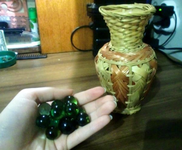 bolas de vidro em um vaso