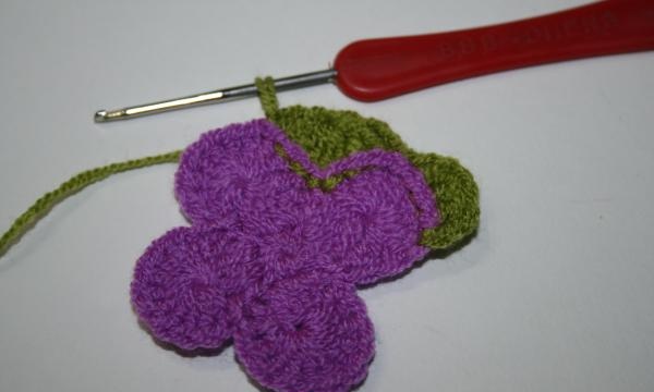 knit namin ang tatlong mga naka-angat na mga loop