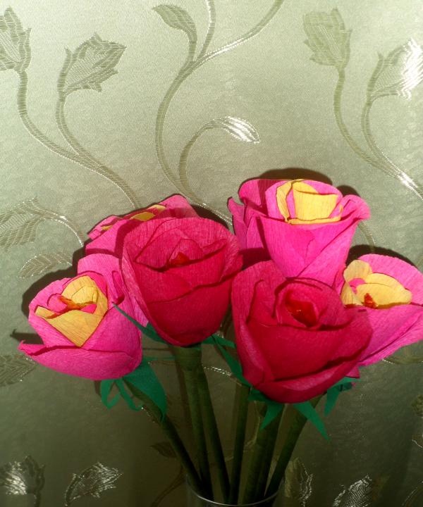 Rožių puokštė iš saldainių ir popierinių lapelių