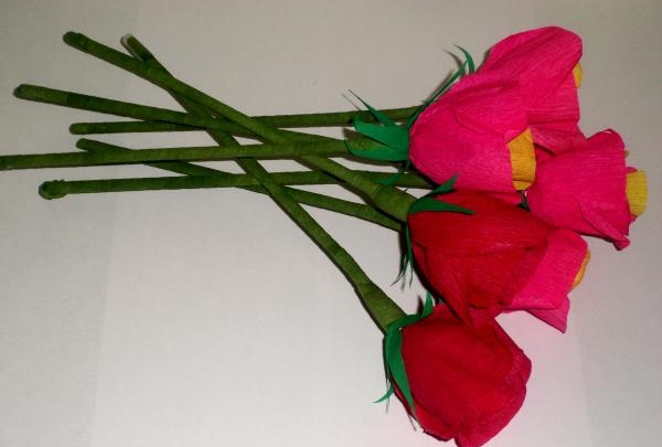 Kukkakimppu ruusuja makeisista ja paperihahmoista