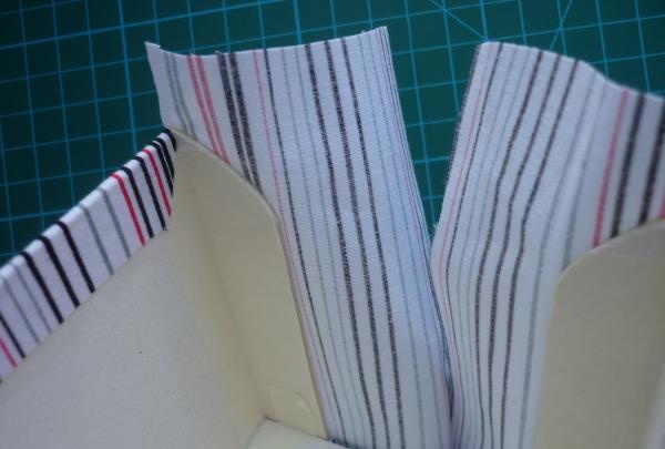 Papierständer aus Pappe