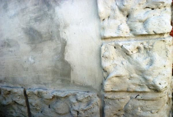 Decorarea gardului cu decorațiuni din ciment
