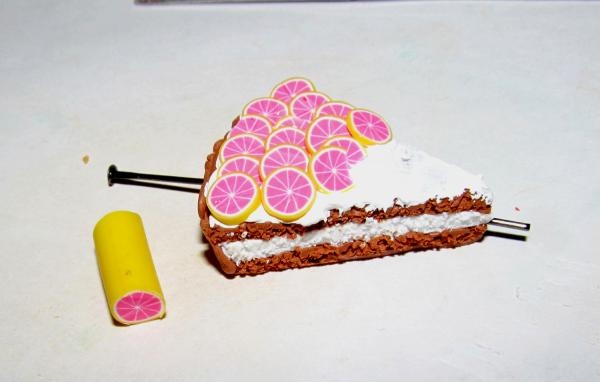 en skive kage med grapefrugt