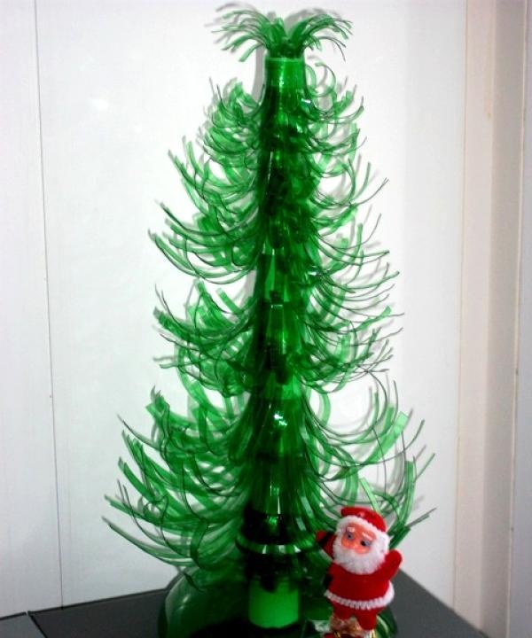 Pomul de Crăciun realizat din sticlă de plastic