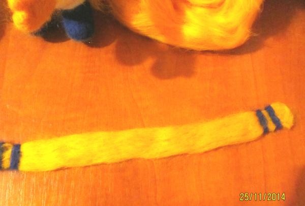 At lave et gult uldtørklæde