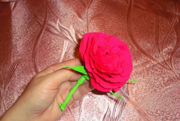 Trandafir luxuriant de hârtie ondulată