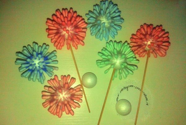 Bolas e flores de cotonetes