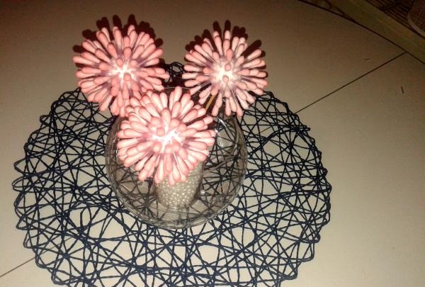 Bastoncillos de algodón y flores