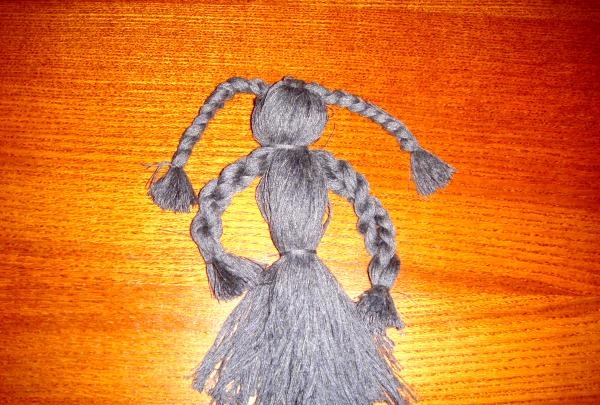 Dukkeamulet lavet af tråde