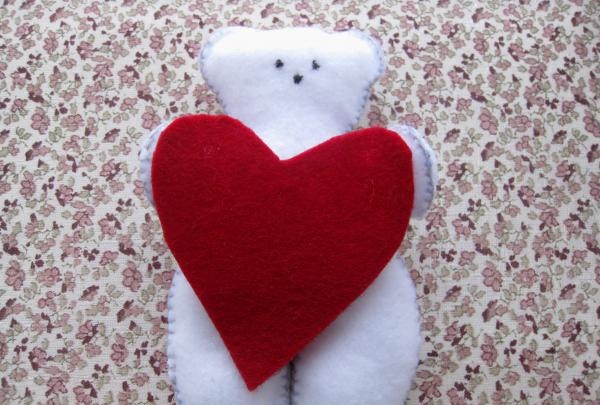 Polar fleece -karhu sydämellä