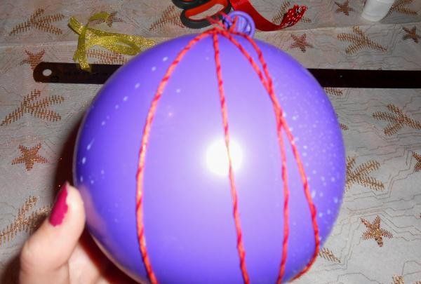 wind the thread around the balloon