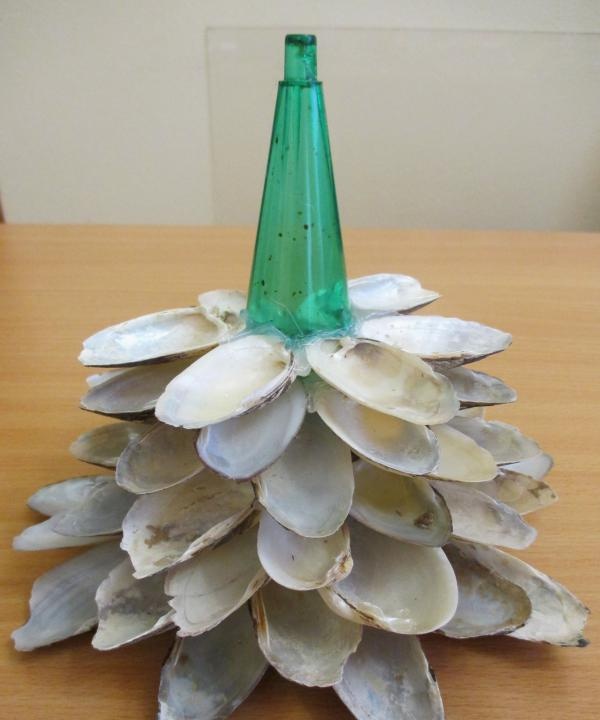 Árbol de navidad hecho de conchas