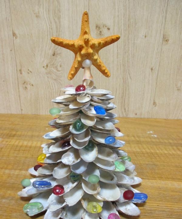 Kerstboom gemaakt van schelpen
