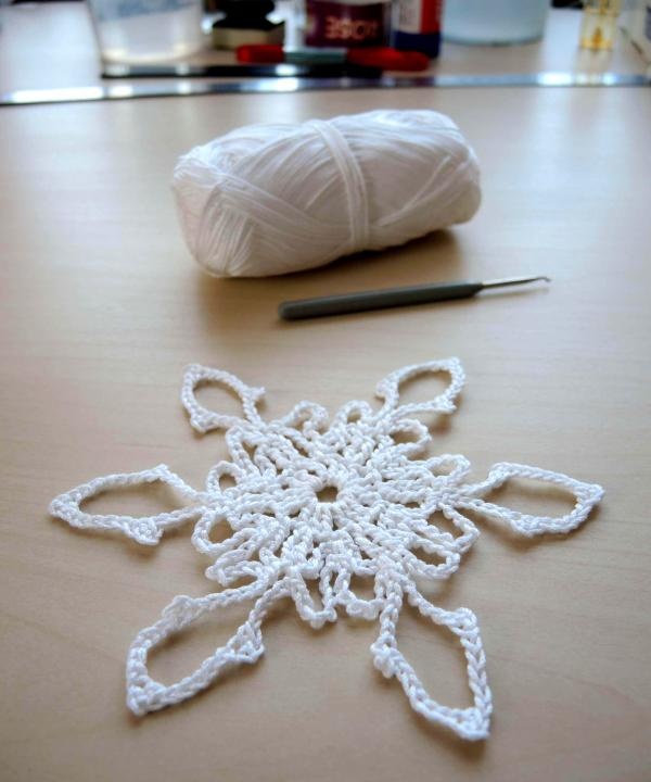 tie a snowflake with white thread