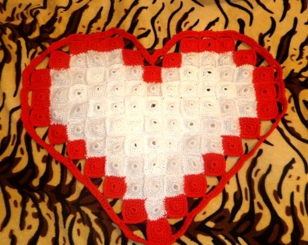 Плетена черга във формата на сърце