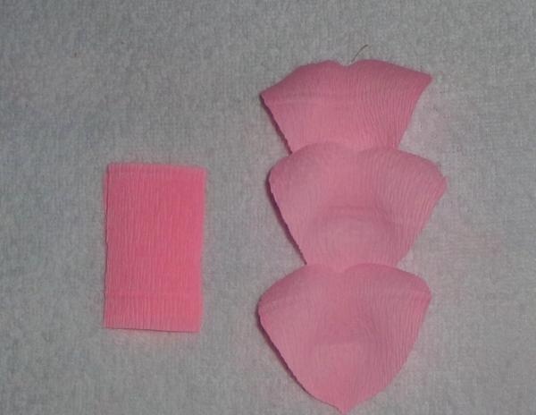 Potong kertas krep merah jambu
