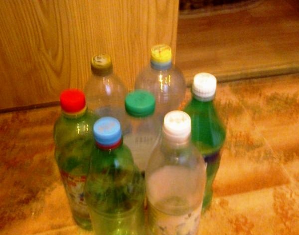 några plastflaskor