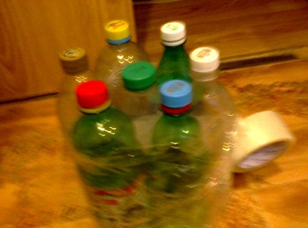 keletas plastikinių butelių