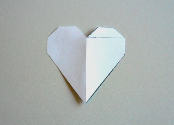 cutie de cadouri în formă de inimă