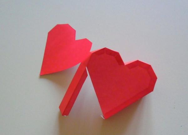 cutie de cadouri în formă de inimă