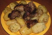 Cepti kartupeļi ar gaļu piedurknē