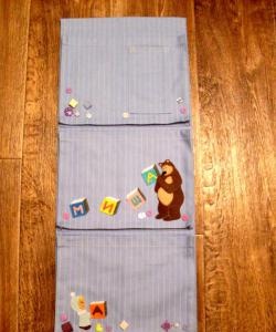 Bolsos têxteis em um armário para o jardim de infância